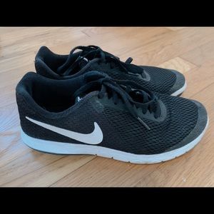 🤍Nike black athletic shoes!